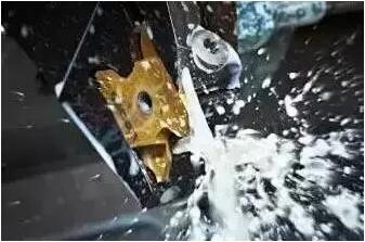 防止切削液發(fā)臭，還鋁合金壓鑄車間一個(gè)良好的環(huán)境